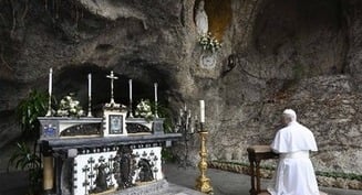 El Papa León reza en la gruta de Lourdes del Vaticano por la Jornada Mundial del Enfermo
