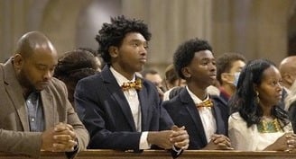 Proteger el hogar: cómo formar familias santas en la era de las pantallas