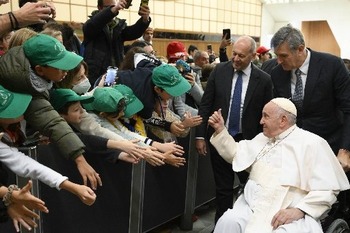 'Sueñen en grande', tomen pequeños pasos por la paz todos los días, dice papa a estudiantes