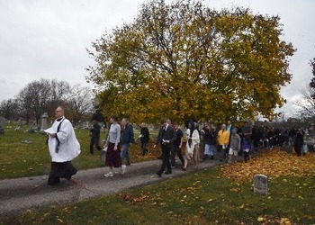 Catholics' ties to the dead are strengthened in annual Indulgence Walk