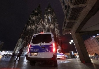 Police search Cologne Cathedral after Christmas security threat