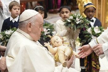 At Christmas, God shows love through 'littleness,' not power, pope says
