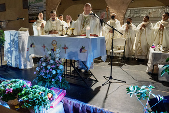 Bishop gathers with farm workers at pre-dawn Mass