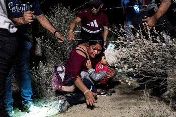 Grupos católicos condenan el presunto trato 'inhumano' hacia los migrantes por parte de Texas
