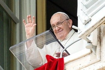 Jesús, Dios vivo, ayuda a los creyentes en el camino de la santidad, dice el Papa