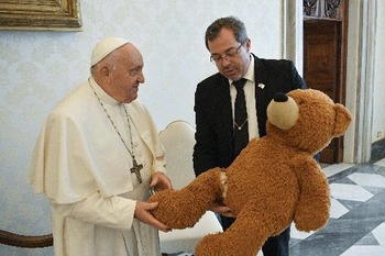 Ambassador gives pope a stuffed bear as symbol of 'suffering Ukraine'
