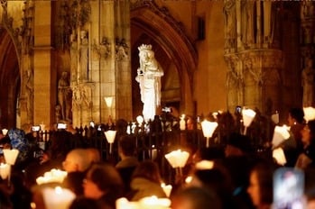 Notre Dame de Paris returns to her cathedral with thousands of Parisians walking her home