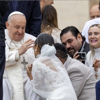 Los laicos y las mujeres no son los últimos en la Iglesia, dice el Papa en la audiencia general