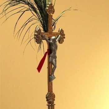 Should Jesus be depicted on crucifixes as alive or dead?