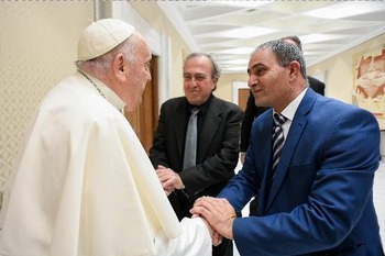 Pope praises friendship of grieving Israeli, Palestinian fathers