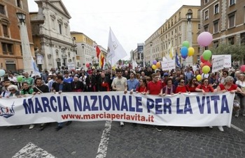 Face adversity with courage, pope tells Italy's pro-life marchers