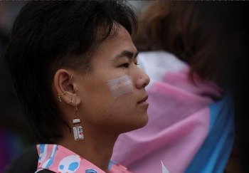 US medical professionals call for halt to transgender practices on children