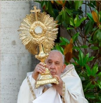 Adoring, receiving Eucharist makes Christians into missionaries, pope says