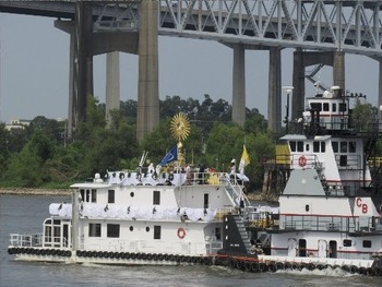 Hundreds line river banks for procession of boats ferrying Eucharist down the Mississippi