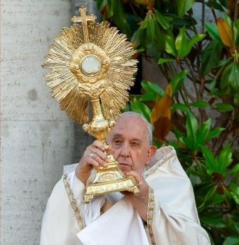 Rebel from evil by receiving Communion, pope tells Eucharistic congress