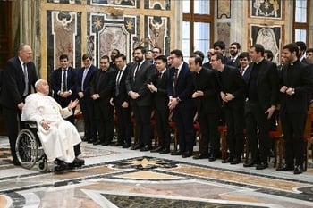 Let hope lead your lives, pope tells seminarians