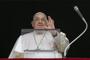 Dios responde con generosidad a las carencias de la gente, dice el Papa en el Ángelus