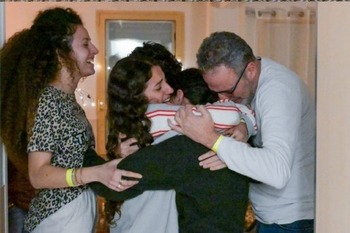 As ceasefire starts, first Israeli hostages and Palestinian prisoners return home