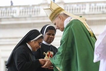 Vatican statistics show fewer priests, more lay missionaries