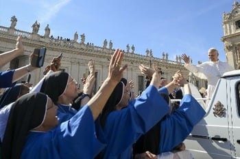 Consecrated life shows beauty of authentic love, trust in God, pope says