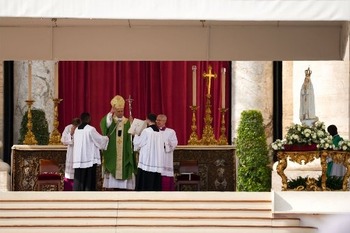 Pope: Palestinians, Israelis must see each other as brothers, sisters