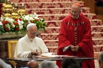 Changing world calls for new commitment to Catholic schools, pope says