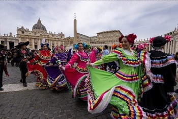 Missionaries transform world by transforming lives, pope says