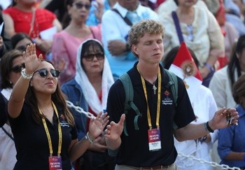 Jóvenes adultos son los más comprometidos y que corren mayor riesgo de abandonar Iglesia