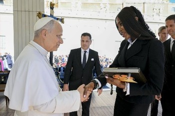 Ver a todos como hermanos y hermanas es parte de ser cristianos, dice el Papa León