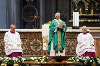 El Papa León asegura a los pobres que son amados por Dios y pide a los gobiernos que actúen