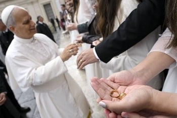 El matrimonio es una unión exclusiva que requiere un ‘cuidado delicado’, afirma el Vaticano