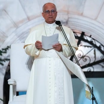 Pope urges Lebanese not to give up on peace or each other