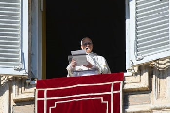 Las familias que fomentan los valores del Evangelio aportan esperanza en un mundo oscuro, dice el Pa