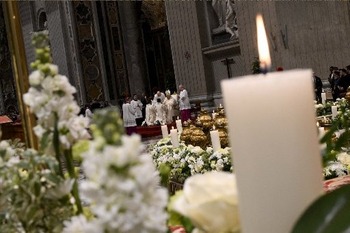 Religious poverty, chastity, obedience are signs of hope, pope says