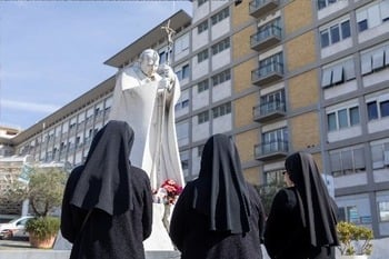 A pesar de su estado 'crítico', el Papa Francisco está trabajando desde su habitación en el hospital