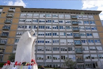 Continúa la mejoría del Papa; está haciendo fisioterapia respiratoria en el hospital