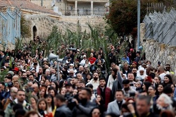 4,000 process in Jerusalem for Palm Sunday amid Israeli bombardment of Gaza