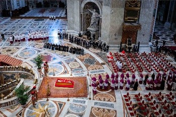 Peregrinos en oración acompañan el cuerpo del Papa a la basílica