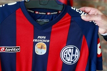 El Papa Francisco es homenajeado por su club de fútbol favorito, San Lorenzo