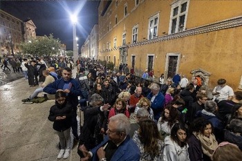 Más de 19.000 personas rinden homenaje al ataúd del Papa en primeras nueve horas del velatorio