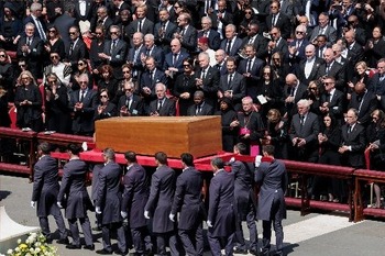 El Papa pasó su pontificado yendo a las periferias; en su funeral, las periferias vinieron a él