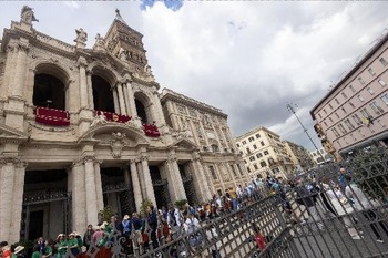 Poor to welcome pope's casket to St. Mary Major where simple tomb is ready