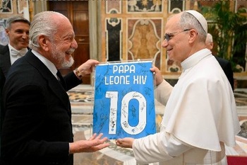 Welcoming Naples soccer team, pope hints he may not be a Rome fan