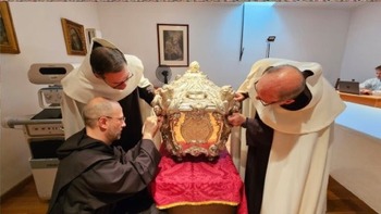 More than 90,000 pilgrims venerate the body of St. Teresa of Ávila
