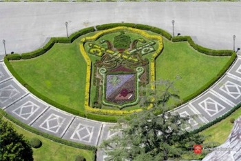 Vatican gardeners plant botanical reproduction of pope's coat of arms