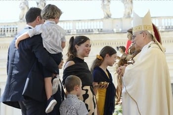 A family's love grounded in Christ is sign of peace for world, pope says