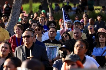 As chaotic demonstrations erupt across US, Catholic experts counsel nonviolence