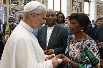 At audience with martyr's mother, pope prays for peace in Congo