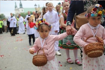 Hundreds of thousands march in Poland's Corpus Christi processions