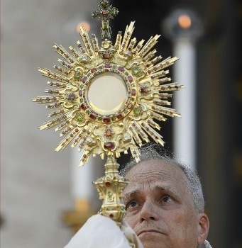 Pope leads Corpus Christi procession through streets of Rome